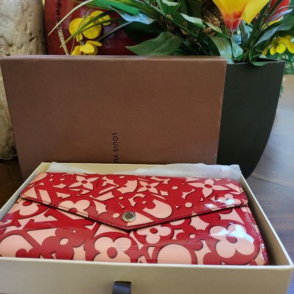 Louis Vuitton Patent Sweet Monogram Sarah Wallet Pomme D'Amour (COA) - Picture 4 of 16